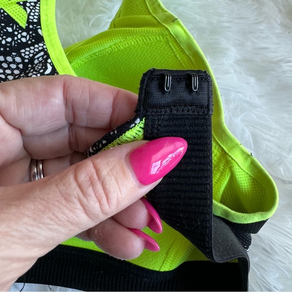 Victoria's Secret VSX Incredible Sports Bra Yellow and Black Size 34 B - Picture 5 of 6
